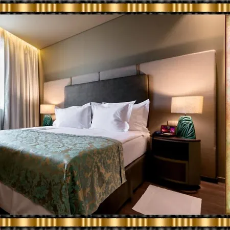 Jaguar - Airport To And Center And Vice-versa Is A Free And Continuous Shuttle Service From 7am To 8pm Hotel Oporto