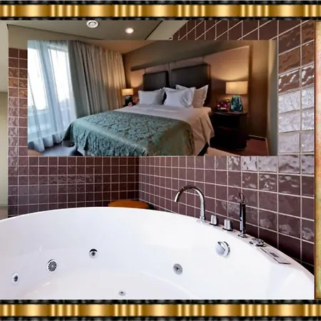 Hotel Jaguar - Airport To And Center And Vice-versa Is A Free And Continuous Shuttle Service From 7am To 8pm Oporto